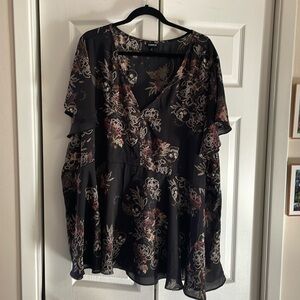 TORRID SIZE 6 FLORAL AND SKULL TOP